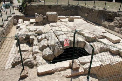Tarihi anıt mezarı depo olarak kullanmışlar