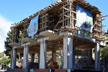 Tarihi Assos antik kentinde inşaat  bilmecesi