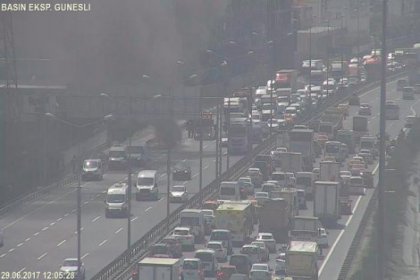 TEM'de araç yandı, trafik kilitlendi