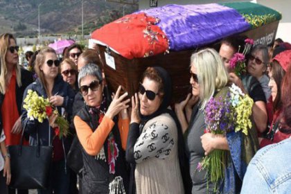 Töre kurbanı Safiye Karakoç'u son yolculuğuna kadınlar uğurladı