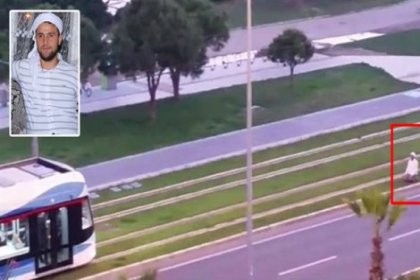 Tramvay hattında namaz kılan şahıs konuştu: Oradan geçeceğini düşünmedim