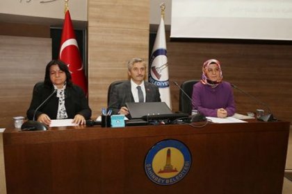 TÜGVA temsilcisinin Şahinbey Belediyesi'ne memur olarak atanması belediye meclisinde tartışma yarattı