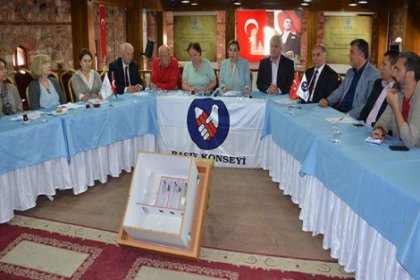 Tutuklu gazetecilerin eşlerinden 'özgürlük' talebi