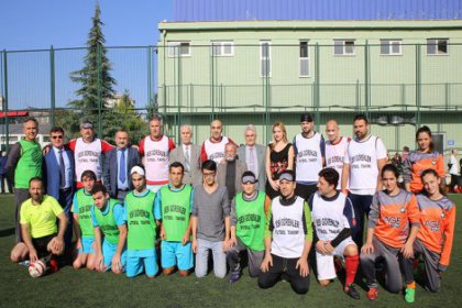 Ünlülerden engelli takımları ile gösteri maçı