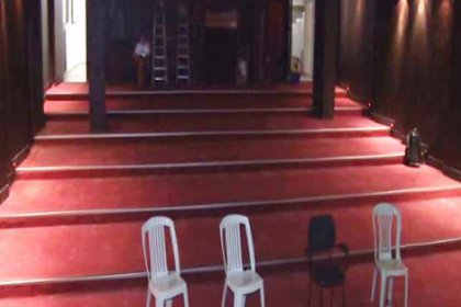Usta oyuncuları ağırlayan 45 yıllık tiyatro salonu sahip çıkılmayı bekliyor