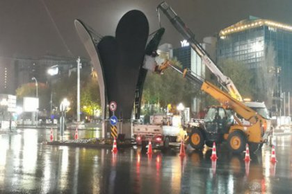 Yeni başkan Gökçek'in izlerini siliyor: Kızılay Meydanı'ndaki lale heykeli de kaldırıldı