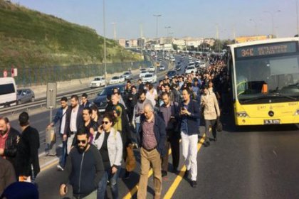 Yenibosna'da metrobüs arızası: Seferler durdu
