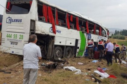 Yolcu otobüsü şarampole yuvarlandı: 4 ölü, 30 yaralı