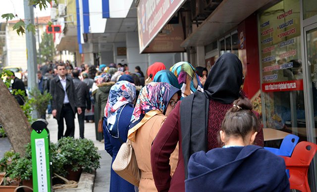 6 aylık iş için İŞKUR önünde başvuru kuyruğu