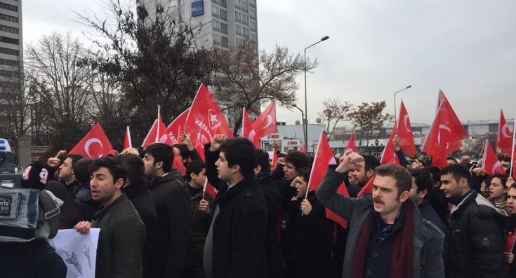 ABD Dışişleri Bakanı Tillerson'ı protesto eden gruba müdahale ABD Dışişleri Bakanı Tillerson'ı protesto eden gruba müdahale