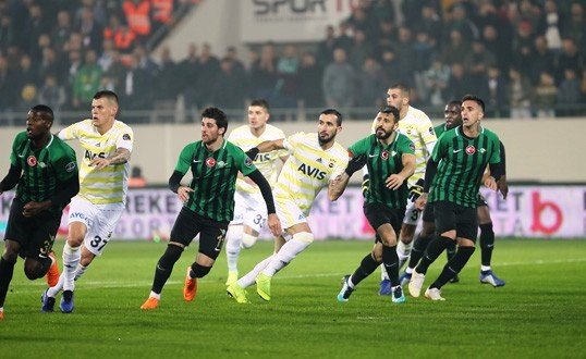 Akhisarspor'a 3-0 yenilen Fenerbahçe, İstanbul'a otobüsle döndü