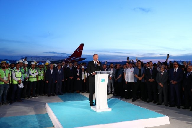 AKP Cumhurbaşkanı adayı Erdoğan Deneme inişi yaptığı 3. Havalimanında konuştu