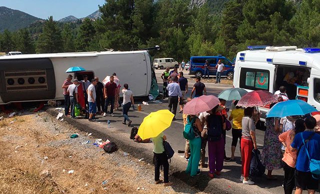 Akseki'de tur otobüsü 2 otomobille çarpıştı: Ölü ve yaralılar var...