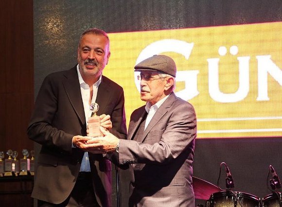 Ataşehir Belediye Başkanı Battal İlgezdi'ye “En İyi Erkek Siyasetçi” ödülü
