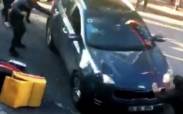 Bakırköy'de dehşet: Otomobili yayaların üzerine sürdü