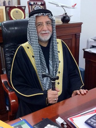 'Ben İslam alimiyim' diyen Artuklu Üniversitesi Rektörü, Arap şeyhi gibi giyindi 'Ben İslam alimiyim' diyen Artuklu Üniversitesi Rektörü, Arap şeyhi gibi giyindi