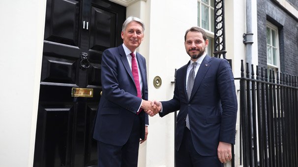 Berat Albayrak Londra'da İngiliz mevkidaşıyla bir araya geldi