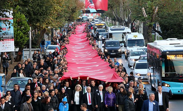 Beşiktaş'tan Dolmabahçe'ye Ata'ya saygı yürüyüşü