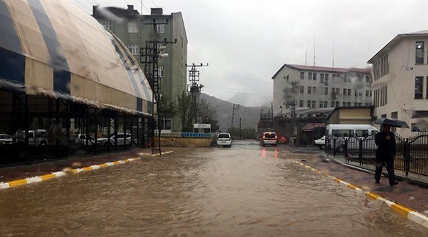 Beytüşşebap sele teslim: Okullar tatil edildi