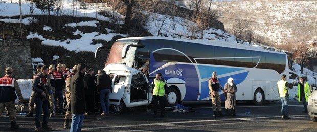 Bingöl'de yolcu otobüsü ticari araçla çarpıştı: 4 ölü, 7 yaralı
