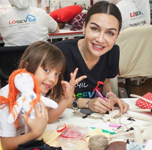 Birce Akalay, 20. yılını kutlayan LÖSEV'in iyilik ve umut elçisi oldu