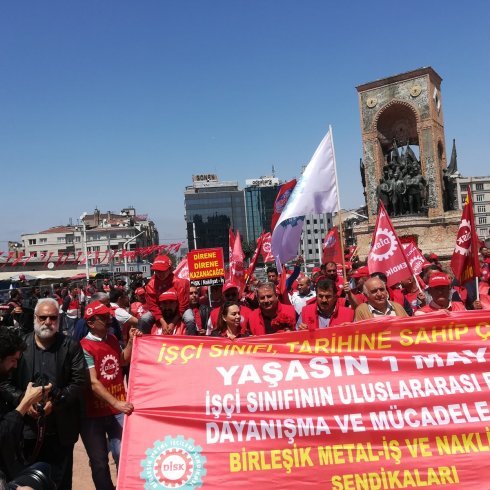 Birleşik Metal İş ve Nakliyat İş, Taksim'e karanfil bıraktı