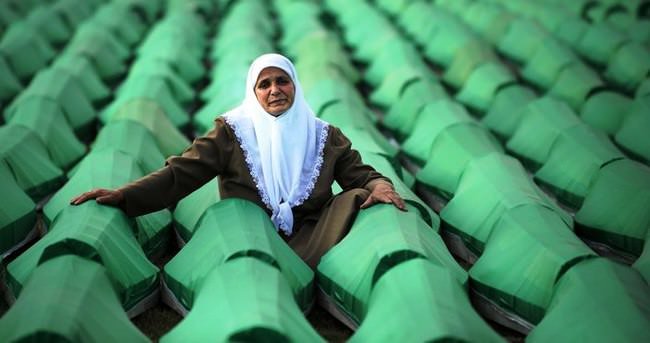 Boşnaklar, Srebrenitsa Soykırımı'nın 23. yıl dönümünde 8372 karanfil dağıtmak için Taksim'de buluşuyor