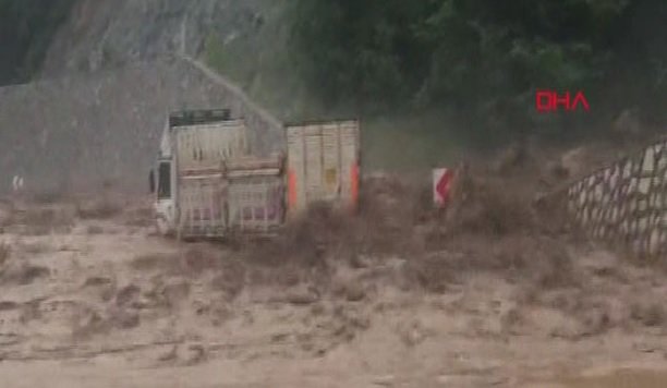 Bursa'da şiddetli yağış, sel suları karayolunda kamyonu sürükledi Bursa'da şiddetli yağış, sel suları karayolunda kamyonu sürükledi