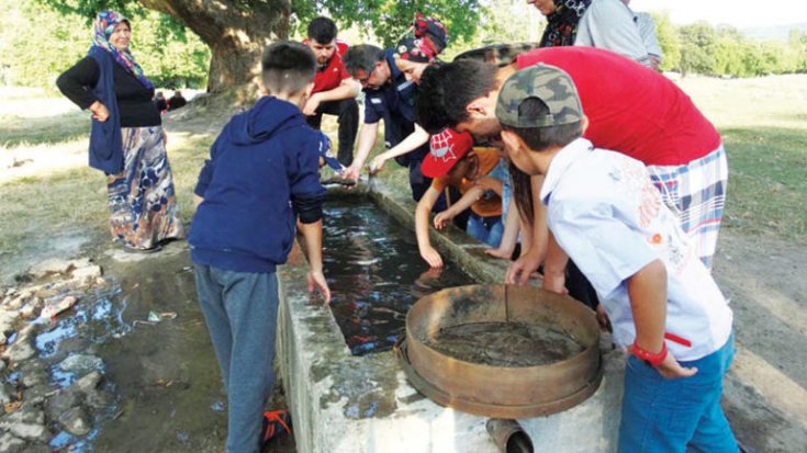 Can çekişen balıkları yıkayarak yaşatmaya çalıştılar!