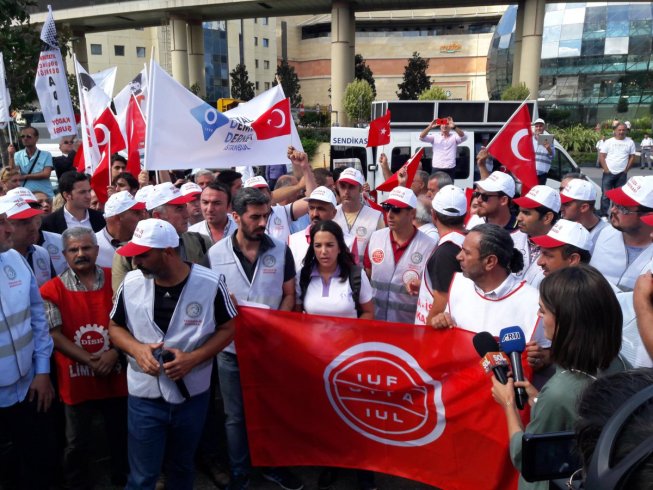 Cargill işçileri, Ataşehir'deki genel müdürlük önünde oturma eylemi başlattı