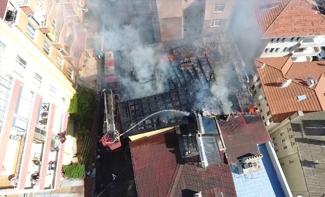 Çatı katında et kavururken binayı yaktı