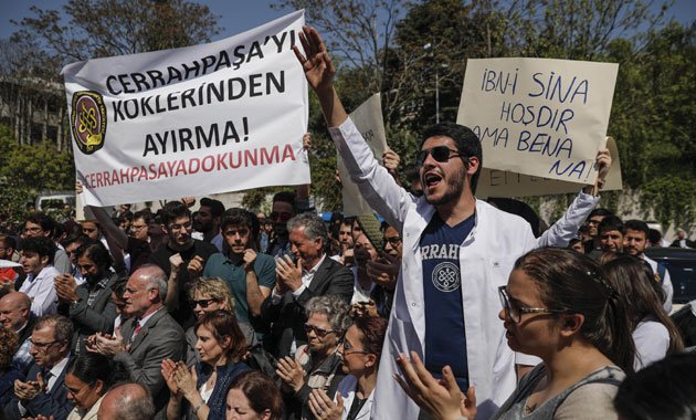 Cerrahpaşa Tıp Fakültesi'nde üniversitelerin bölünmesine karşı protesto