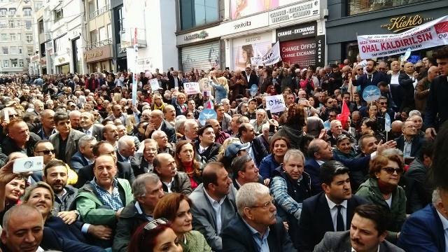 CHP, 16 Nisan Referandumu'nun yıl dönümünde Taksim'de oturma eylemi düzenledi