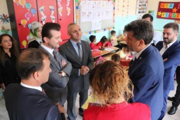 CHP'li belediyenin gönderdiği bankı okul bahçesinden söktüren İlçe Milli Eğitim Müdürlüğü, AKP'lilerin derse girmesine izin verdi