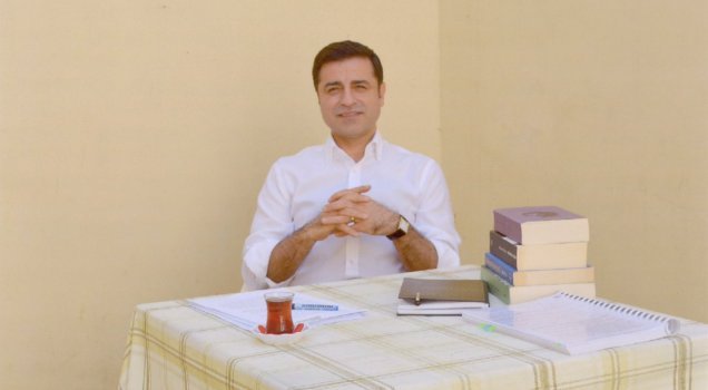 Demirtaş Twitter'dan miting düzenledi: Güçlerimizi birleştirirsek gidişatı değiştirebiliriz. Tek ampul değil, avize olalım