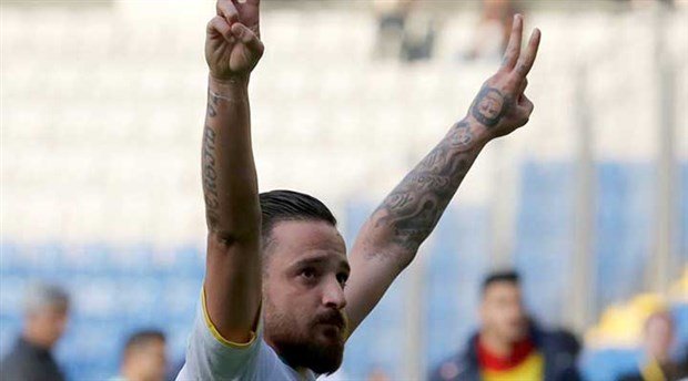 Deniz Naki'den Mesut Özil'e: Seni yerli ve milli görenler, beni neden terörist gördüler? Deniz Naki'den Mesut Özil'e: Seni yerli ve milli görenler, beni neden terörist gördüler?