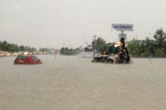 Sel nedeniyle karayolu trafiğe kapandı