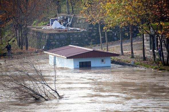 Dicle Nehri'nde su 4 metre yükseldi, Hevsel Bahçeleri'ni su bastı