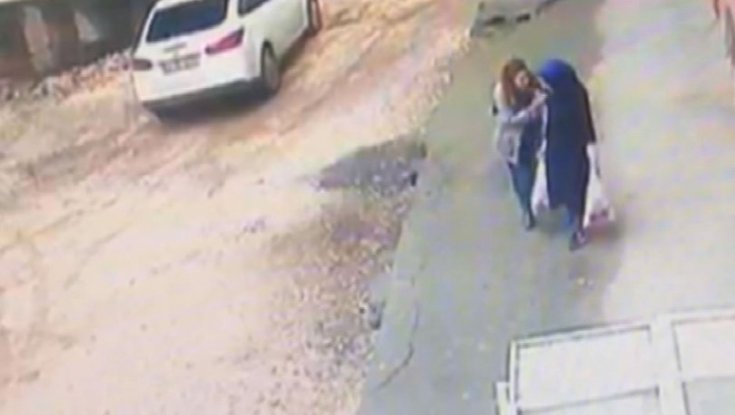 Diyarbakır'da yol çöktü, doktor ve hemşire içine düştü