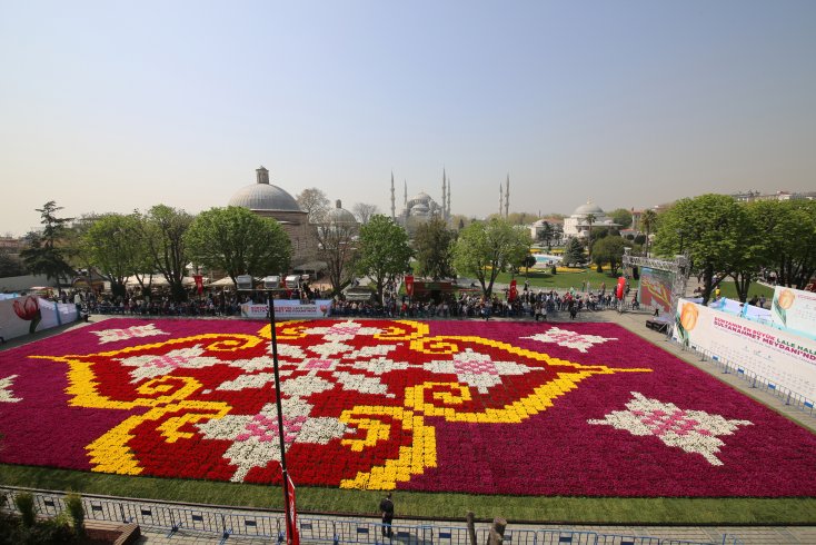 Dünyanın en büyük lale halısı Sultanahmet’te sergileniyor