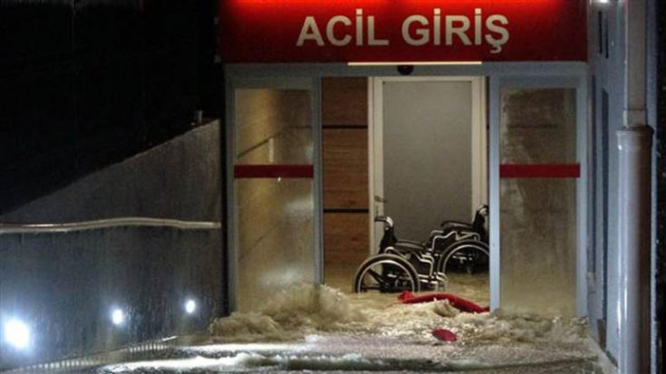 Edirne'de sağanak yağış: Acil'i su bastı, caddeler kapandı
