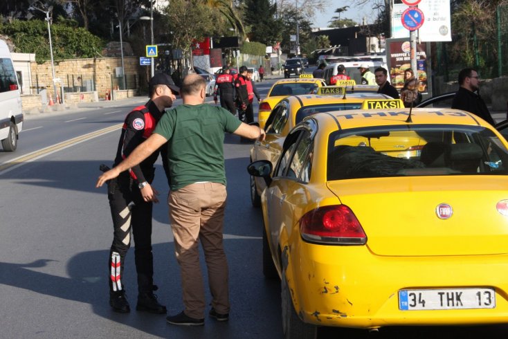 Emniyetin 10 ilde yaptığı taksi denetiminde bin 51 şoföre 329 bin 891 lira para cezası kesildi