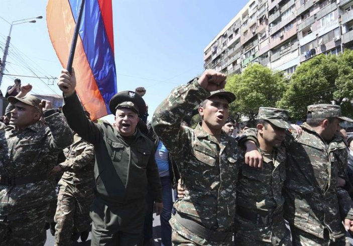 Ermenistan'da askerler hükümet karşıtı protestolara katıldı