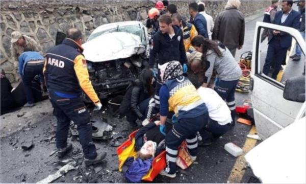 Erzurum’da feci kaza: 1’i çocuk 5 kişi öldü