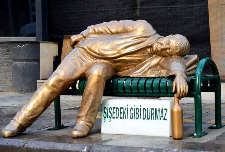 Eskişehir Belediyesi'nden 'sarhoş adam' heykeli