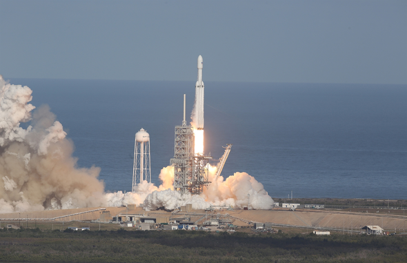 Falcon Heavy fırlatıldı... Elon Musk, Tesla otomobilini de uzaya gönderdi