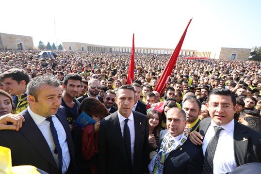 Fenerbahçeli yöneticiler ve taraftarlar Ata'nın huzuruna çıktı