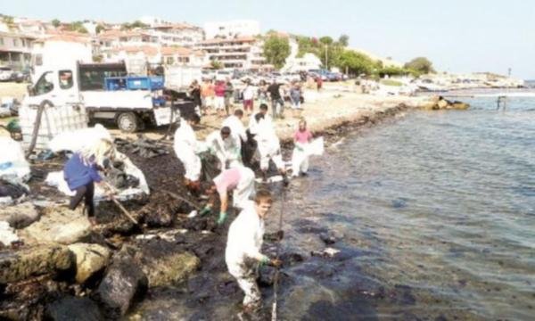 Foça'da sızıntıya göstermelik temizlik: Dava açacaklar