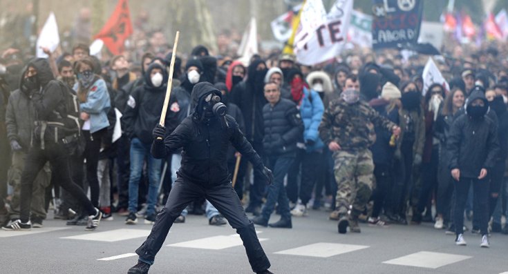 Fransız memur ve işçiler Macron'a karşı greve gitti, Paris'te çatışma çıktı