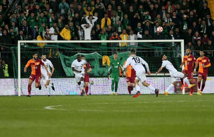 Galatasaray, Akhisarspor'a 2-0 yenildi